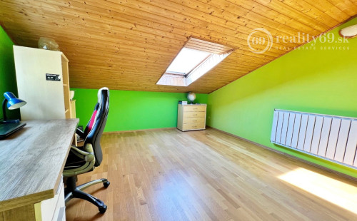 VYŠNÝ KLATOV - 6 IZBOVÝ RD S VÝMEROU 300 M2, POZEMOK 1221 M2.