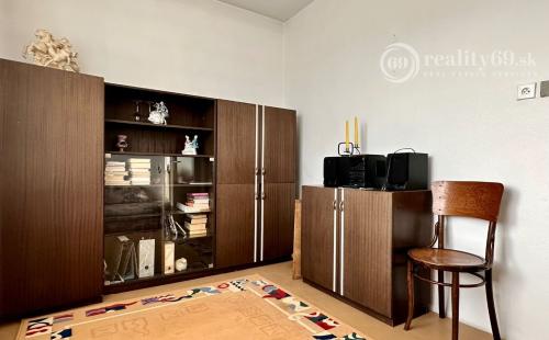 SEVER - ČERMEĽ - DOBŠINSKÉHO 5 IZBOVÝ POSCHODOVÝ RODINNÝ DOM NA VÝBORNOM MIESTE.