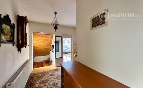 SEVER - ČERMEĽ - DOBŠINSKÉHO 5 IZBOVÝ POSCHODOVÝ RODINNÝ DOM NA VÝBORNOM MIESTE.