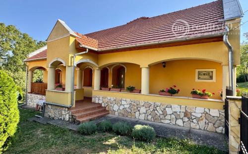 MAĎARSKO - HEJCE SUPER RODINNÝ DOM - PENZIÓN NÁDHERNÉ MIESTO.