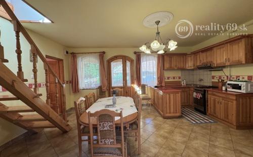 MAĎARSKO - HEJCE SUPER RODINNÝ DOM - PENZIÓN NÁDHERNÉ MIESTO.