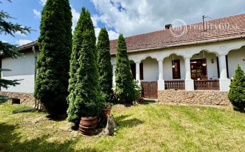 MAĎARSKO - PERKUPA  PERFEKTNÝ 4 IZBOVÝ RD V PEKNOM PROSTREDÍ.