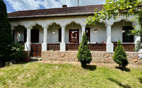 MAĎARSKO - PERKUPA  PERFEKTNÝ 4 IZBOVÝ RD V PEKNOM PROSTREDÍ.