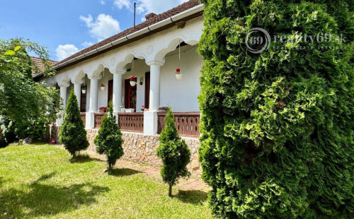 MAĎARSKO - PERKUPA  PERFEKTNÝ 4 IZBOVÝ RD V PEKNOM PROSTREDÍ.