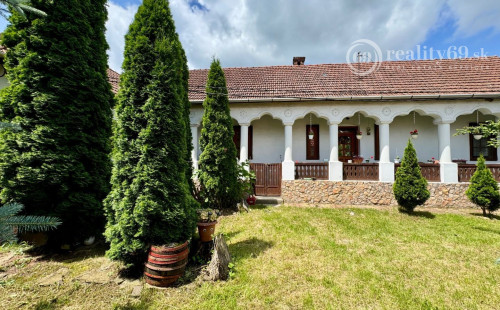 MAĎARSKO - PERKUPA  PERFEKTNÝ 4 IZBOVÝ RD V PEKNOM PROSTREDÍ.