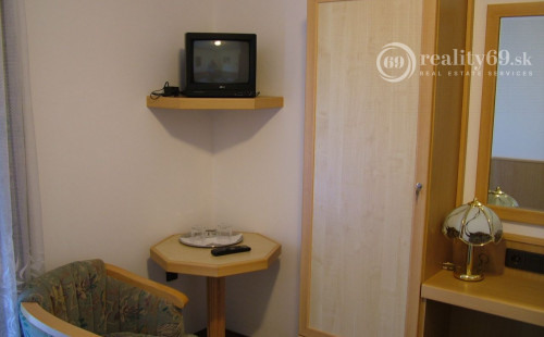 MAĎARSKO - GONC 13 IZBOVÝ OBYTNÝ OBJEKT NA BÝVANIE, PODNIKANIE