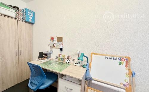 REZERVOVANÉ - TERASA - POVAŽSKA PEKNÝ 3 IZBOVÝ BYT PRAŽSKÝ TYP 54 M2, LODŽIA.