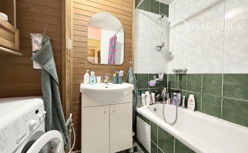 REZERVOVANÉ - TERASA - POVAŽSKA PEKNÝ 3 IZBOVÝ BYT PRAŽSKÝ TYP 54 M2, LODŽIA.