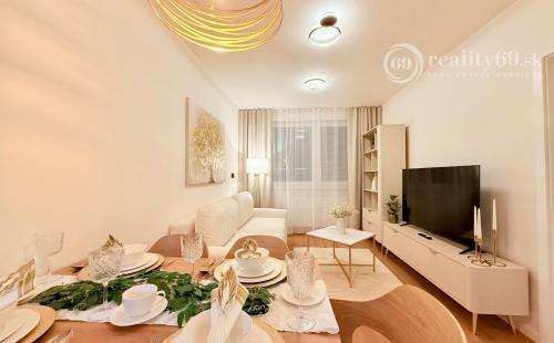 JUH - 2 IZBOVÝ MODERNE ZARIADENÝ BYT PRI AUPARKU