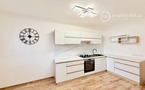 JAZERO - ČINGOVSKÁ PEKNÝ 3 IZBOVÝ BYT PO REKONŠTRUKCII 68 M2 S LODŽIOU.