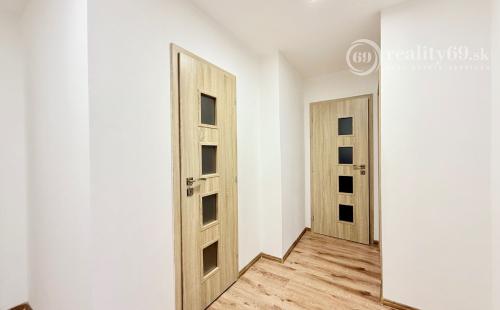 JAZERO - ČINGOVSKÁ PEKNÝ 3 IZBOVÝ BYT PO REKONŠTRUKCII 68 M2 S LODŽIOU.