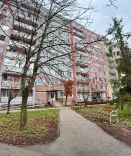 JAZERO - ČINGOVSKÁ PEKNÝ 3 IZBOVÝ BYT PO REKONŠTRUKCII 68 M2 S LODŽIOU.