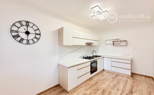 JAZERO - ČINGOVSKÁ PEKNÝ 3 IZBOVÝ BYT PO REKONŠTRUKCII 68 M2 S LODŽIOU.