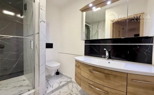 JAZERO - ČINGOVSKÁ PEKNÝ 3 IZBOVÝ BYT PO REKONŠTRUKCII 68 M2 S LODŽIOU.