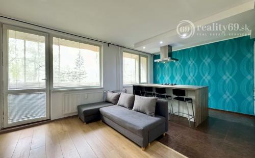 JAZERO - DONSKÁ PEKNÝ 3 IZBOVÝ KOMPLETNE ZARIADENÝ BYT 68 M2 S LODŽIOU.