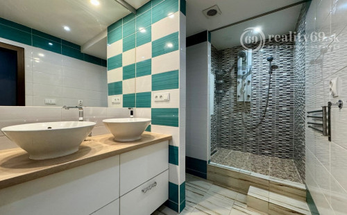 JAZERO - DONSKÁ PEKNÝ 3 IZBOVÝ KOMPLETNE ZARIADENÝ BYT 68 M2 S LODŽIOU.