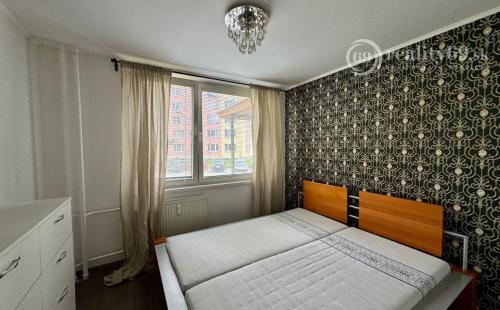 JAZERO - DONSKÁ PEKNÝ 3 IZBOVÝ KOMPLETNE ZARIADENÝ BYT 68 M2 S LODŽIOU.