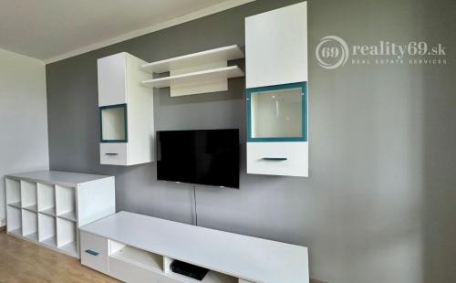 JAZERO - DONSKÁ PEKNÝ 3 IZBOVÝ KOMPLETNE ZARIADENÝ BYT 68 M2 S LODŽIOU.