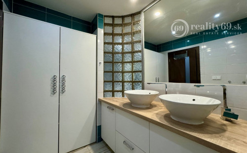 JAZERO - DONSKÁ PEKNÝ 3 IZBOVÝ KOMPLETNE ZARIADENÝ BYT 68 M2 S LODŽIOU.