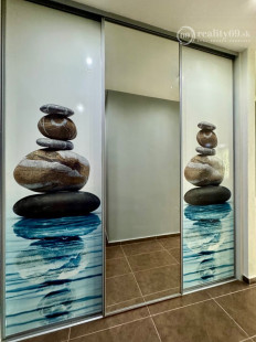 JAZERO - DONSKÁ PEKNÝ 3 IZBOVÝ KOMPLETNE ZARIADENÝ BYT 68 M2 S LODŽIOU.