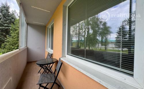 JAZERO - DONSKÁ PEKNÝ 3 IZBOVÝ KOMPLETNE ZARIADENÝ BYT 68 M2 S LODŽIOU.