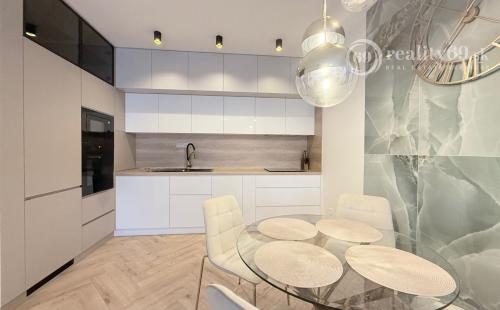 ZELENÁ STRÁŇ - NOVOSTAVBA ZARIADENÝ 3 IZBOVÝ MODERNÝ BYT 64 M2, TERASA 7 M2.