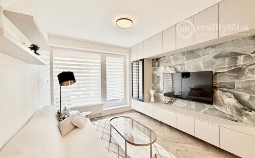 ZELENÁ STRÁŇ - NOVOSTAVBA ZARIADENÝ 3 IZBOVÝ MODERNÝ BYT 64 M2, TERASA 7 M2.