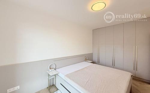 ZELENÁ STRÁŇ - NOVOSTAVBA ZARIADENÝ 3 IZBOVÝ MODERNÝ BYT 64 M2, TERASA 7 M2.