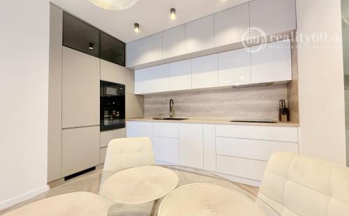 ZELENÁ STRÁŇ - NOVOSTAVBA ZARIADENÝ 3 IZBOVÝ MODERNÝ BYT 64 M2, TERASA 7 M2.