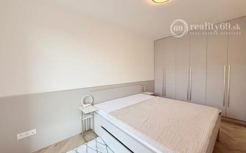 ZELENÁ STRÁŇ - NOVOSTAVBA ZARIADENÝ 3 IZBOVÝ MODERNÝ BYT 64 M2, TERASA 7 M2.