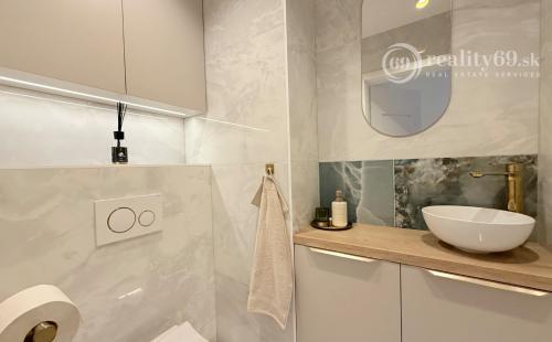 ZELENÁ STRÁŇ - NOVOSTAVBA ZARIADENÝ 3 IZBOVÝ MODERNÝ BYT 64 M2, TERASA 7 M2.