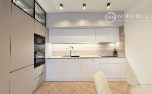 ZELENÁ STRÁŇ - NOVOSTAVBA ZARIADENÝ 3 IZBOVÝ MODERNÝ BYT 64 M2, TERASA 7 M2.