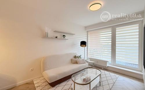 ZELENÁ STRÁŇ - NOVOSTAVBA ZARIADENÝ 3 IZBOVÝ MODERNÝ BYT 64 M2, TERASA 7 M2.