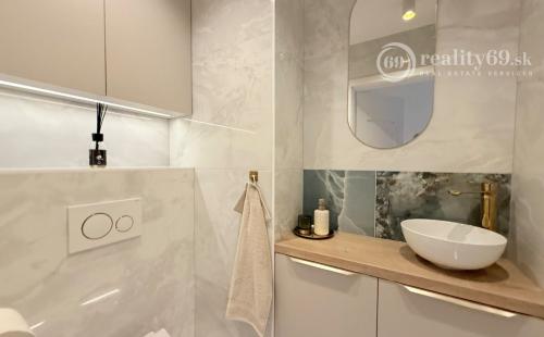 ZELENÁ STRÁŇ - NOVOSTAVBA ZARIADENÝ 3 IZBOVÝ MODERNÝ BYT 64 M2, TERASA 7 M2.