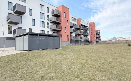 ZELENÁ STRÁŇ - NOVOSTAVBA ZARIADENÝ 3 IZBOVÝ MODERNÝ BYT 64 M2, TERASA 7 M2.