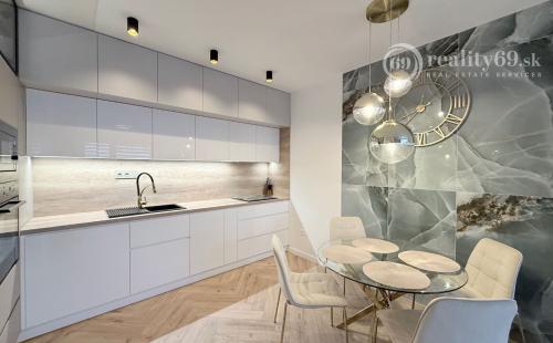 ZELENÁ STRÁŇ - NOVOSTAVBA ZARIADENÝ 3 IZBOVÝ MODERNÝ BYT 64 M2, TERASA 7 M2.