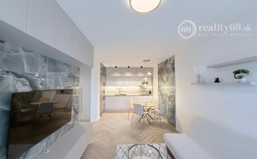 ZELENÁ STRÁŇ - NOVOSTAVBA ZARIADENÝ 3 IZBOVÝ MODERNÝ BYT 64 M2, TERASA 7 M2.