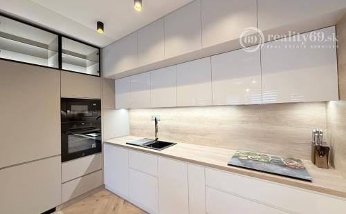 ZELENÁ STRÁŇ - NOVOSTAVBA ZARIADENÝ 3 IZBOVÝ MODERNÝ BYT 64 M2, TERASA 7 M2.
