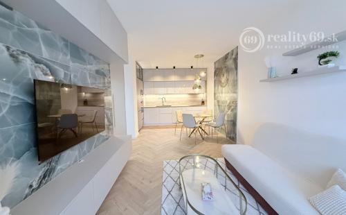 ZELENÁ STRÁŇ - NOVOSTAVBA ZARIADENÝ 3 IZBOVÝ MODERNÝ BYT 64 M2, TERASA 7 M2.