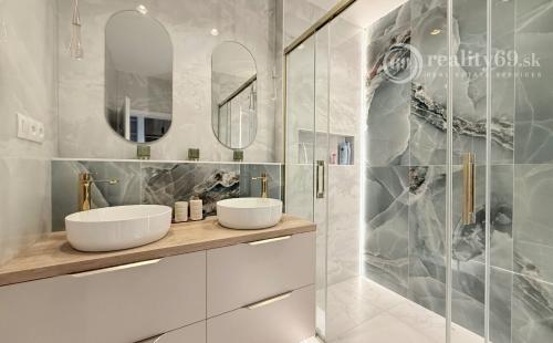 ZELENÁ STRÁŇ - NOVOSTAVBA ZARIADENÝ 3 IZBOVÝ MODERNÝ BYT 64 M2, TERASA 7 M2.