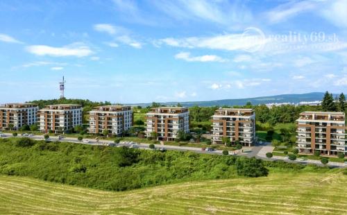 PANORAMA - NOVOSTAVBA 2 IZBOVÝ MODERNÝ BYT 54 M2, TERASA 14 M2, HOLOBYT