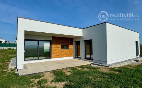 HANISKA - KVALITNÁ NOVOSTAVBA 4 IZBOVÉHO RD, GARÁŽOVÉ STÁTIE, TERASA.