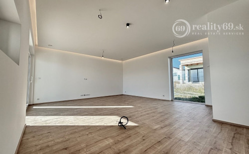 HANISKA - KVALITNÁ NOVOSTAVBA 4 IZBOVÉHO RD, GARÁŽOVÉ STÁTIE, TERASA.