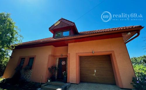 REZERVOVANÉ - ĎURKOV - 4 IZBOVÝ PEKNÝ RD S TERASOU V SRDCI PRÍRODY.