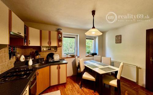 REZERVOVANÉ - ĎURKOV - 4 IZBOVÝ PEKNÝ RD S TERASOU V SRDCI PRÍRODY.