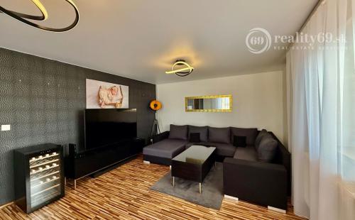 REZERVOVANÉ - ĎURKOV - 4 IZBOVÝ PEKNÝ RD S TERASOU V SRDCI PRÍRODY.