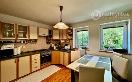 REZERVOVANÉ - ĎURKOV - 4 IZBOVÝ PEKNÝ RD S TERASOU V SRDCI PRÍRODY.