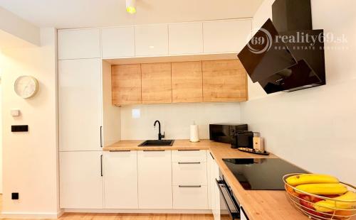 JUH - PRI AUPARKU - 2 IZBOVÝ LUXUSNÝ KOMPLETNE ZARIADENÝ BYT.