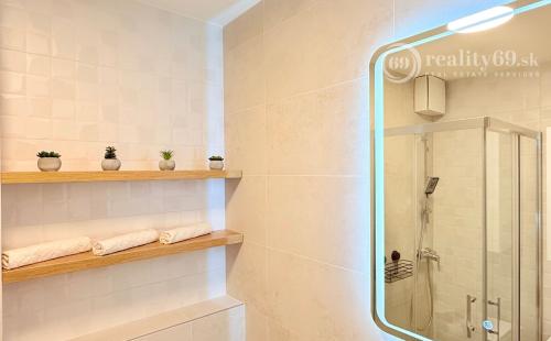 JUH - PRI AUPARKU - 2 IZBOVÝ LUXUSNÝ KOMPLETNE ZARIADENÝ BYT.