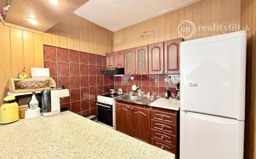 TERASA - KEŽMARSKÁ PRAŽSKÝ 3 IZBOVÝ BYT 68 M2, VÝBORNÝ STAV, VYHĽADÁVANÁ LOKALITA.